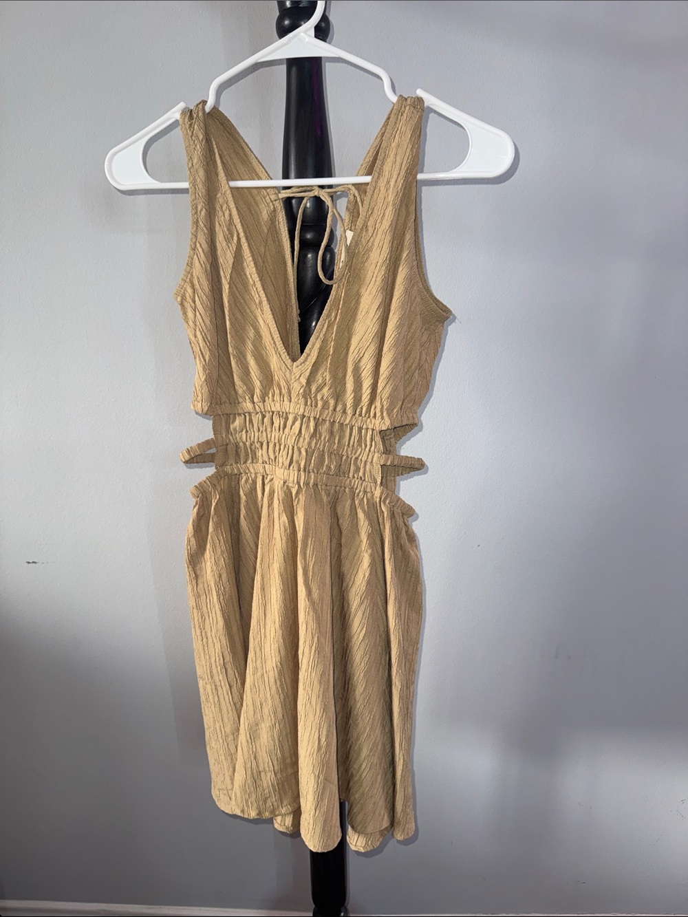 Sleeveless V-Neck Tan Summer Dress with Ruched Waist 31
